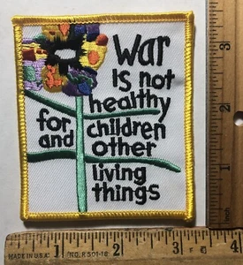 Vintage La guerra non è sana per bambini ferro su toppa anti guerra Vietnam hippie - Foto 1 di 2