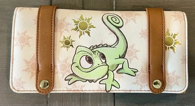 NUEVO Loungefly Disney Enredado Pascal Sol Solapa Billetera Tarjetas Ranuras Billeteras Sin Etiqueta Foto 1 de 4