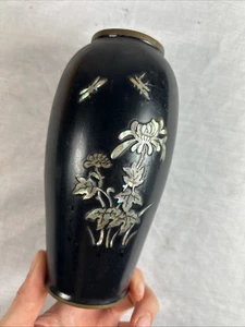 Antico VASO GIAPPONESE IN BRONZO con PERLE INTARSIATE LIBELLULE E FIORI DI LOTO - Foto 1 di 6