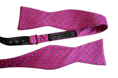 PAJARITA HOMBRE BRUNO PIATTELLI ROSA OSCURO/GEOMÉTRICA Ancho: 2.25" Largo: 14" = 18" Foto 1 de 2