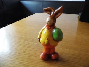 Steh - Hase bunt mit grünem Ei - aus Ton gefertigt! - Bild 1 von 4