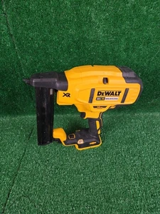 GRAPADORA CORONA ESTRECHA DEWALT DCN681 20V MAX XR 18GA (solo herramienta) para piezas o reparación - Imagen 1 de 4