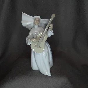 Guitarra Lladro Monja Tocando Guitarra 6406 De Colección Estatuilla De Porcelana Blanco Brillante Religiosa - Imagen 1 de 6