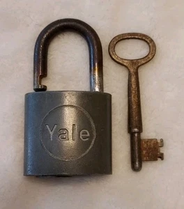 Piccolo lucchetto e chiave YALE vintage (non abbinabile) - Foto 1 di 9