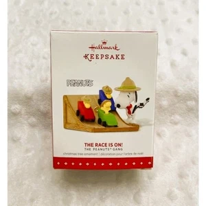 Hallmark Andenken Snoopy Beagle Scout "The Race is On" Ornament (2015) - NEU - Bild 1 von 7