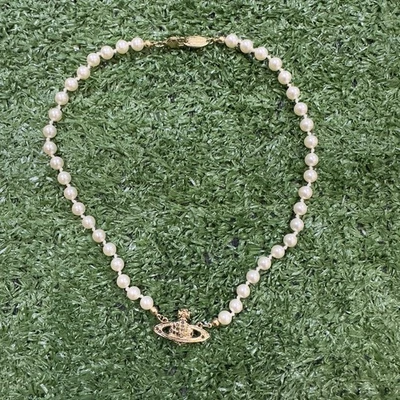 Collar Gargantilla Vivienne Westwood Perla Oro Mini Bajo Relieve Orbe Foto 1 de 4