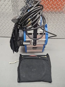 ARRI 1000W PLUS Fresnel - Film Production Light - Barn doors - 4 Scrims - Bulb - Picture 1 of 21