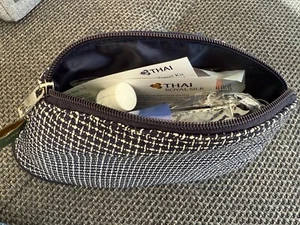 Thai Airways Amenity Kit Royal Silk Class, Tasche, Reiseutensilien, Charity - Bild 1 von 2