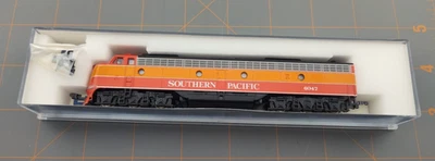 KATO N SCALE 176-281 SOUTHERN PACIFIC DAYLIGHT E8/9 A UNIT LOCO RD #6047 W/CASE - Image 1 of 4