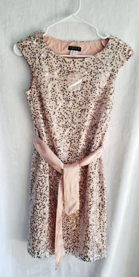 NUEVO SIN ETIQUETAS DEFECTUOSO VENUS Vestido Rosa Lentejuelas Para Mujer Talla 2 Manga Gorra Forrado con Cinturón Foto 1 de 4