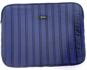 TUMI Pikowany pokrowiec na laptopa Retail 80 USD Granatowy - Zdjęcie 1 z 2
