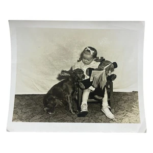 Instantánea de colección de los años 40 - Niño con escena de libro de perro y oso de peluche - Reverso de foto VELOX - Imagen 1 de 3