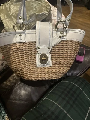 Bolso de hombro Coach Legacy de cuero blanco paja canasta cubo Foto 1 de 4
