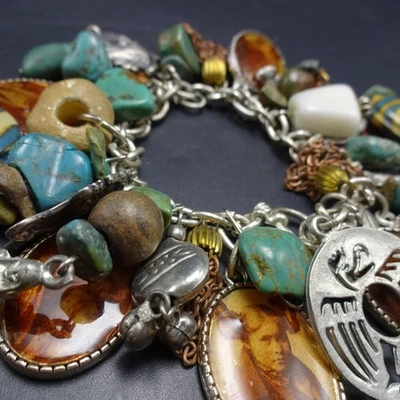 Художник создал браслет с брелоками с бирюзой, родной портреты значки символы - Изображение 1 из 4