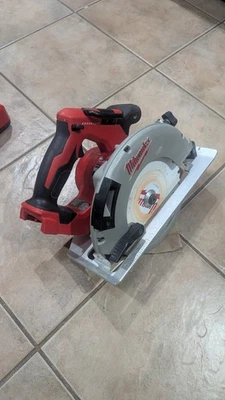 Milwaukee 2631-20 M18 Brushless 7-1/4 Circularular Saw battery and charger - Image 1 of 4