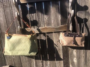2 Dooney & Bourke Signature Geldbörsen ~ beige & grün - Bild 1 von 12