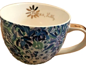 Taza de café de porcelana de diseñador Lily Pulitzer azul púrpura dorado 12 OZ 3 3/4" - Imagen 1 de 5