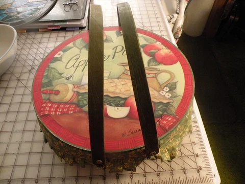 Susan Winget Apple Pie Carrier Basket Double Handle Wooden Lid Fabric Liner 12" Cover