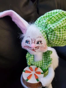 Annalee 6" Backen Hase Kaninchen in grüner Schürze Bäcker Hut mit Karotten Kuchen mit Etikett - Bild 1 von 5