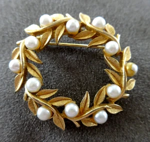 LOVELY UNSIGNED GOLD TONE LEAF FAUX PEARL WREATH PIN BROOCH VGUC 1.5" GIFTABLE - Picture 1 of 9