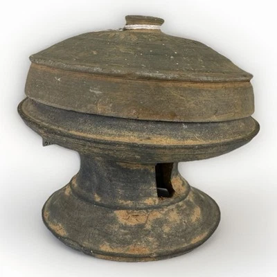 Tazón de pedestal de cerámica coreana Silla Dynasty 57BC - 935AD con tapa pequeñas astillas Foto 1 de 4