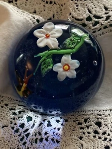 Vintage Kunst Glas Briefbeschwerer stilisiert Floral Blumen Lampwork tiefblau 3" - Bild 1 von 12