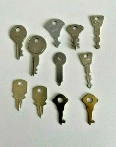 Vintage Konvolut 11 Gepäck Vorhängeschloss Schlüssel - Bild 1 von 1