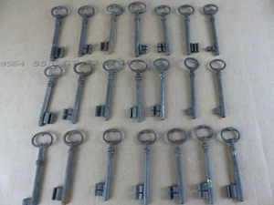Lot de 21 anciennes clés clefs dont FER FORGE , longueur 9 à 10 cm lot 5 - Imagen 1 de 8