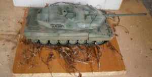 BUILT E PAINT TANK LEOPARD 2A5 IMPROVED BUNDESWHER UCRAINA 1-35 T-72 DIORAMA - Foto 1 di 11