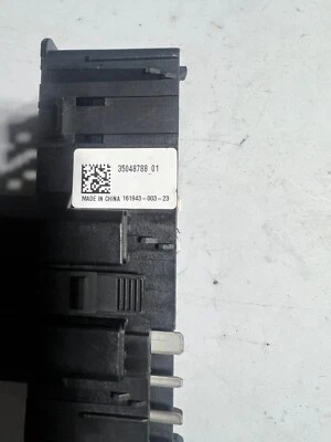 MÓDULO DE CAJA DE RELÉ DE FUSIBLES DE DISTRIBUCIÓN DE ENERGÍA CHEVROLET MALIBU OEM 35048788 2016-202 Foto 1 de 4