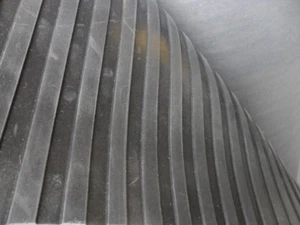 Remolque acanalado ancho de alta resistencia rampa caja de caballos estera de goma 1,2 m x 5 mm - Imagen 1 de 1