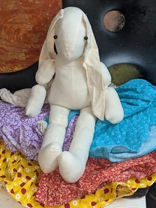 Vintage 25" weißes Häschen & vier Kleid Outfits, handgefertigte schlaffe Stoffpuppe Kaninchen - Bild 1 von 24