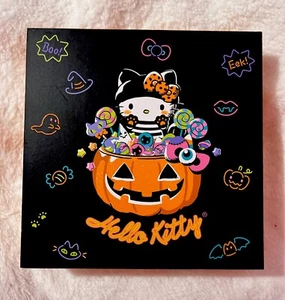 "HELLO KITTY Sanrio Brillo Halloween Caramelo Decoración Mesa Colgante Letrero NUEVO 6""x6""" - Imagen 1 de 4