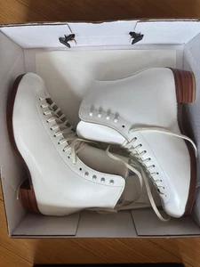 NEVER WORN - Reidell figure skating boots (only) model 375 size 7.5 - Picture 1 of 4