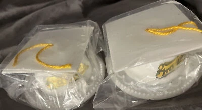 2 gorras blancas de graduación para adornos para pasteles sombreros Foto 1 de 4