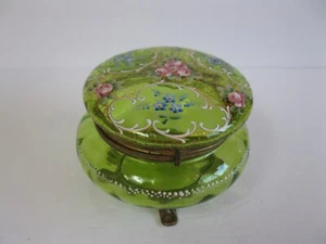 Antico vaso polvere vetro verde smaltato fiori blu e rosa coperchio piedi BOUDIOR - Foto 1 di 9