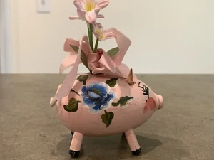 Cerdo rosa pintado a mano con flores en el cuerpo y flores de plástico - Imagen 1 de 5