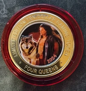 2024 CUATRO REINAS $10 ROJO Gorra Silver Strike Indian Man Wolf Lanzamiento de enero .999 - Imagen 1 de 2