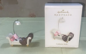 Sofá salón Hallmark Keepsake adorno de Navidad estilo celebridad 2006 - Imagen 1 de 8