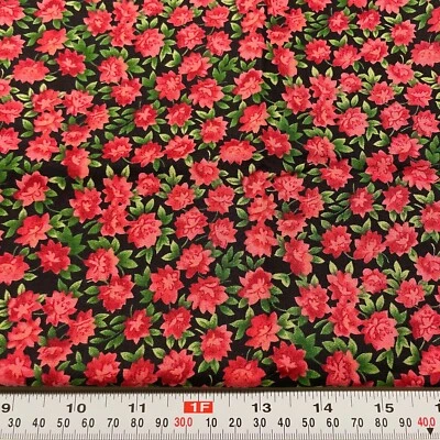Garden Party de Maywood Studio flores rojas sobre remanente de media yarda de algodón negro Foto 1 de 2