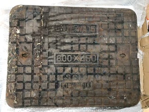 Reclaimed Cast Iron Manhole Drain Cover 650mm x 505mm lifting Keyholes Lid - Picture 1 of 1