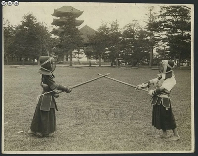 1910er - alter Bräuche lebendig und gut in Japan" - Kinder lernen Samurai Foto - Bild 1 von 2