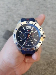 NEW TOMMY HILFIGER 1791142 MENS WATCH BLUE DIAL & BLUE SILICONE STRAP - Picture 1 of 3