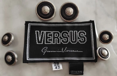 Versace 6 Knöpfe und Etikett - insgesamt 9 Stück - Bild 1 von 3