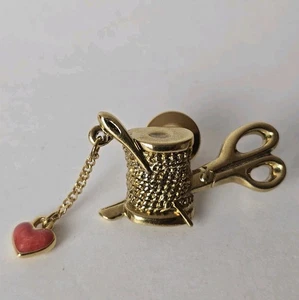 Broche Temático Costura Vintage Tono Dorado Carrete de Hilo, Tijeras Corazón Dije Prendedor - Imagen 1 de 20