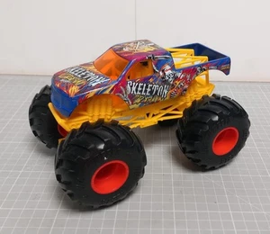 Mattel Hot Wheels - Skeleton Crew - Camión Monster Jam Diecast de gran tamaño 1/24 - Imagen 1 de 11