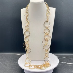 Collar distintivo de eslabones de varios anillos de aluminio recubierto en tono dorado Daisy Fuentes - Imagen 1 de 11