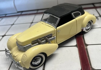 Franklin Mint 1937 Cord 812 Phaeton Coupe 1/24 Diecast Car - Image 1 of 4