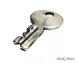 Vintage Carrying Case Key for SINGER Featherweight 221-222 Sewing Machines - Picture 1 of 4
