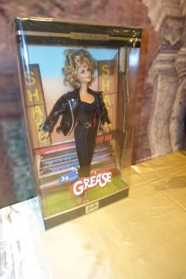 LAST UNIT!!!  BARBIE GREASE, BLACK DRESS, NRFB, VERY RARE - Imagen 1 de 4